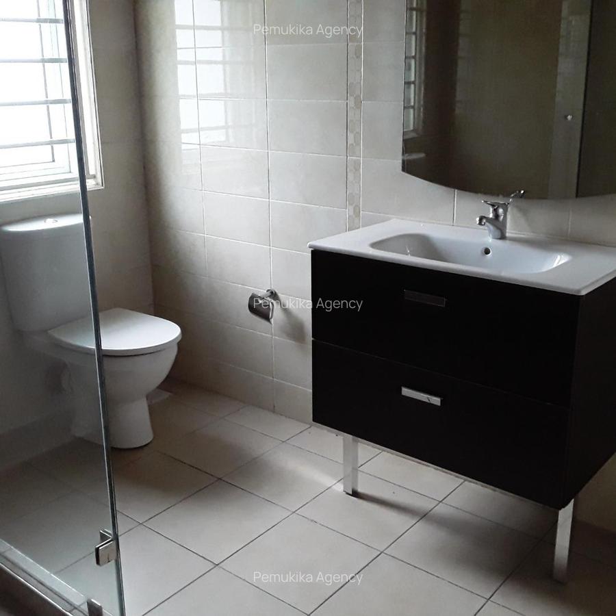 5 Bed House with En Suite at Rosslyn - 11