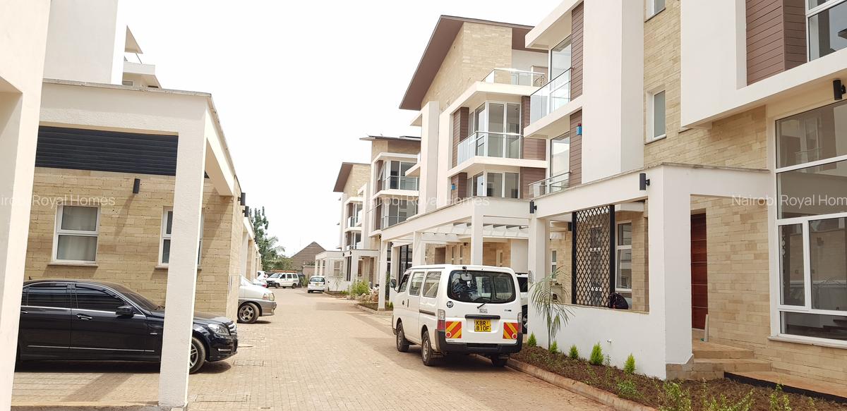 5 Bed Townhouse with En Suite at Lavington Road - 2