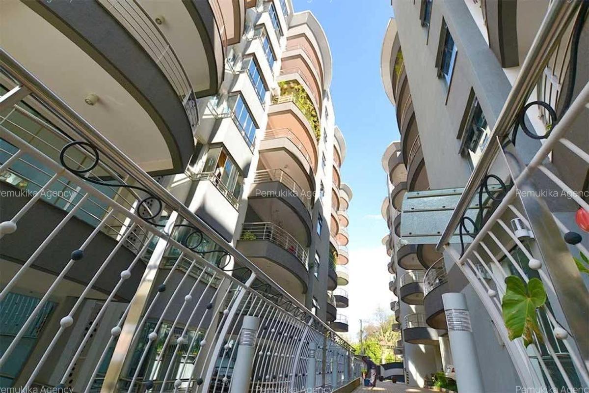 3 Bed Apartment with En Suite in Riverside - 2