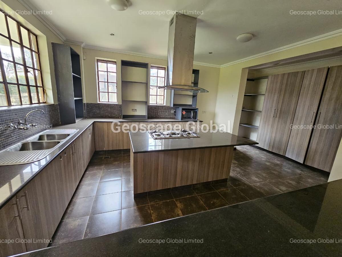 4 Bed House with En Suite in Rosslyn - 12