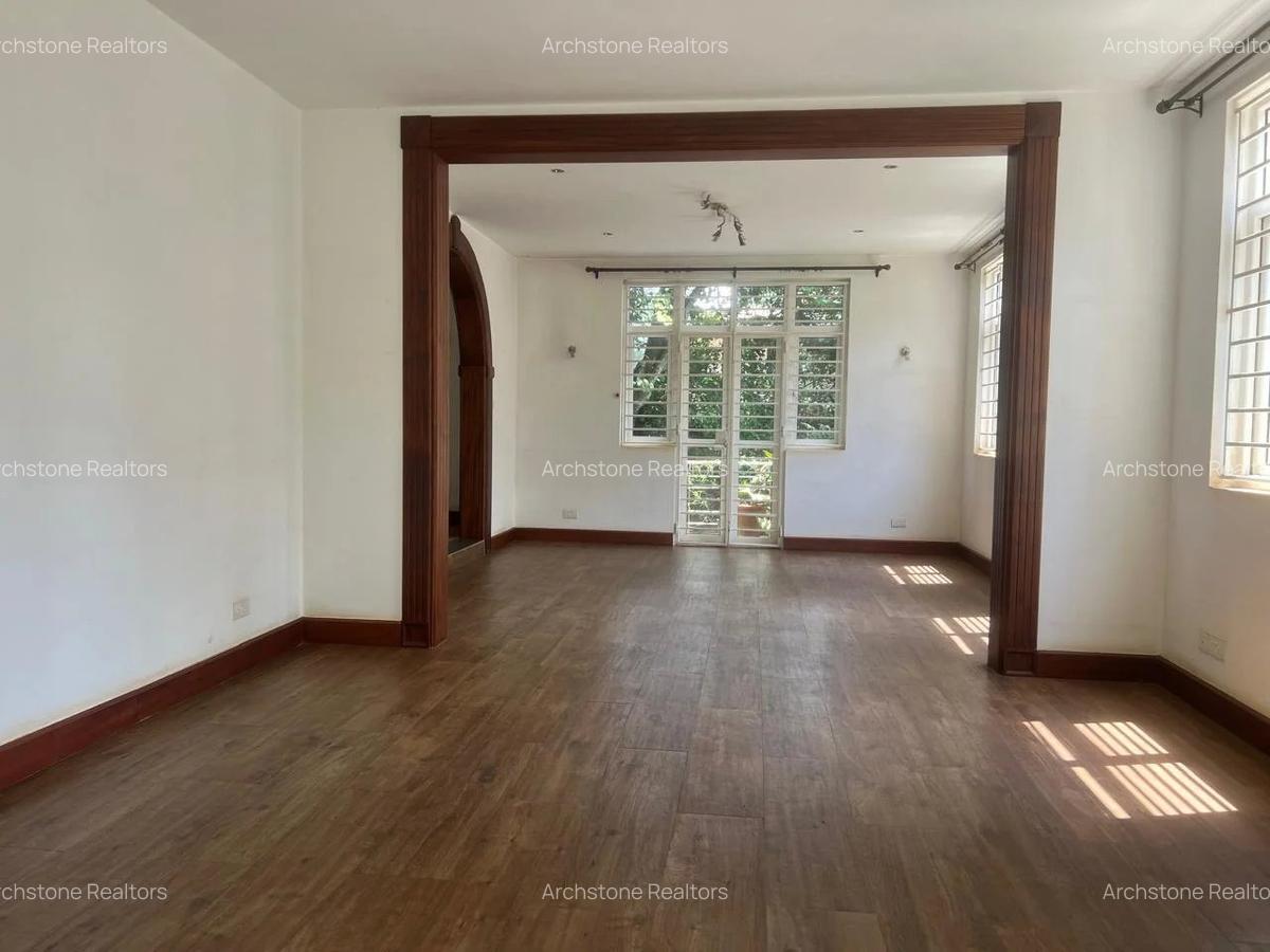 5 Bed Townhouse with En Suite in Rosslyn - 9