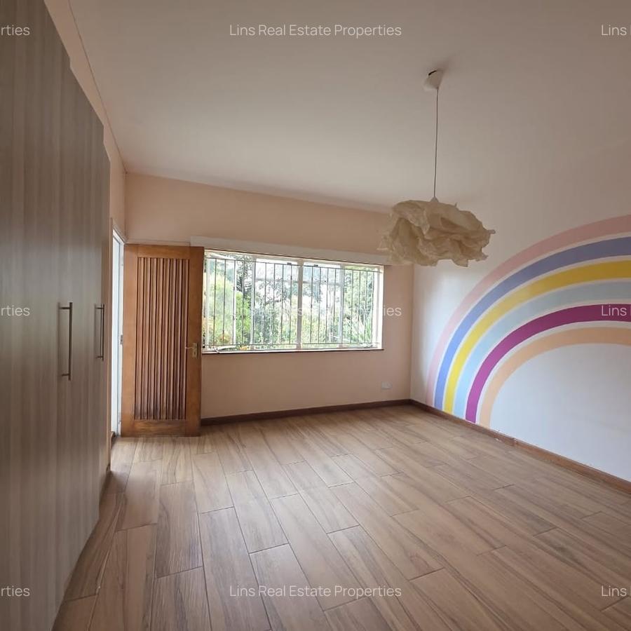 6 Bed House with En Suite in Lavington - 9