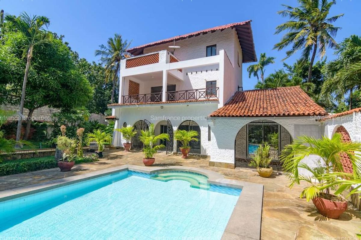4 Bed Villa with En Suite at Links Road - 1