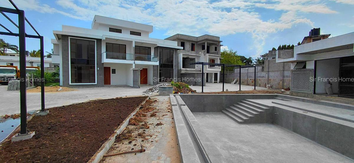 5 Bed Villa with En Suite at 5 Bedroom Villa - 5