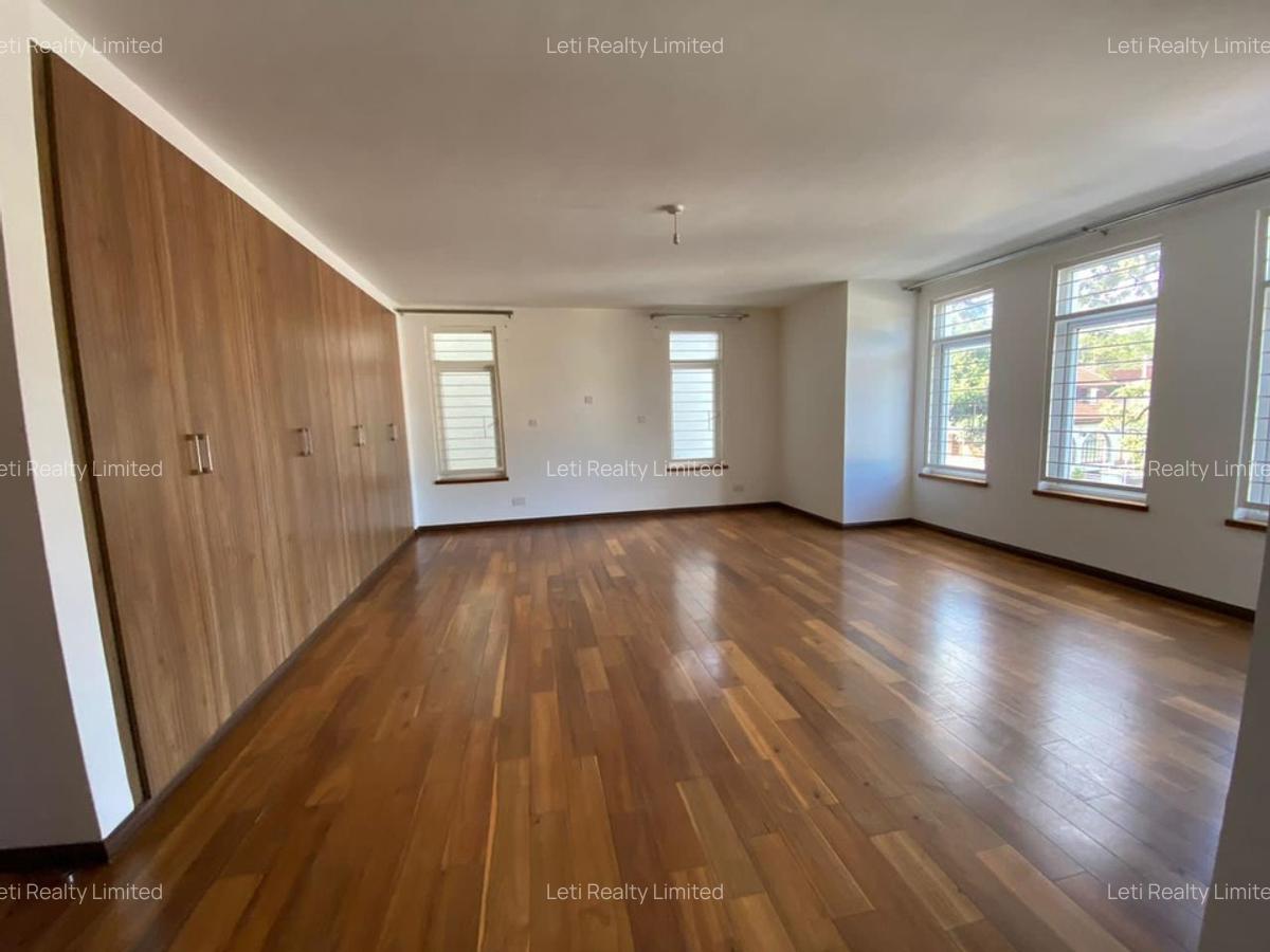 5 Bed Townhouse with En Suite in Lavington - 6