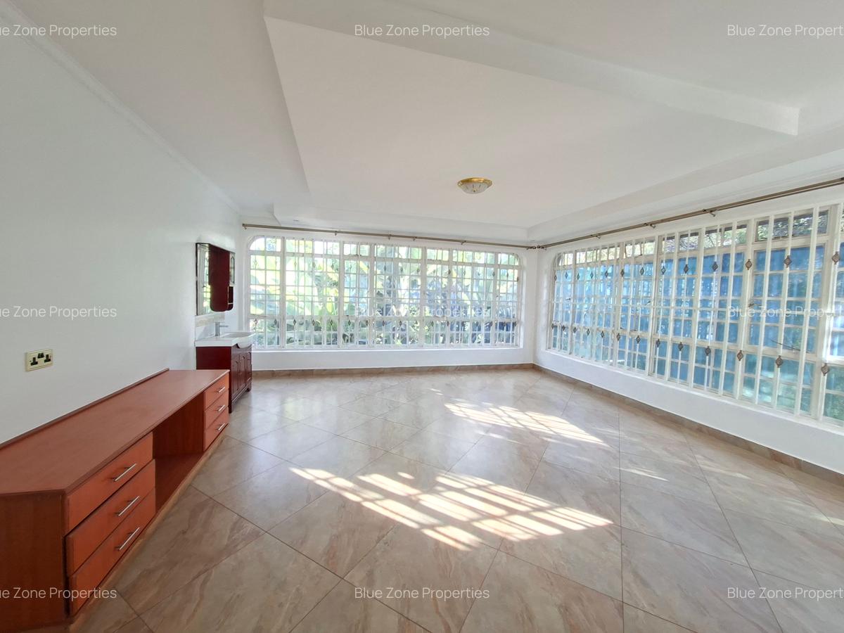 5 Bed House with En Suite at Close To Un - 11