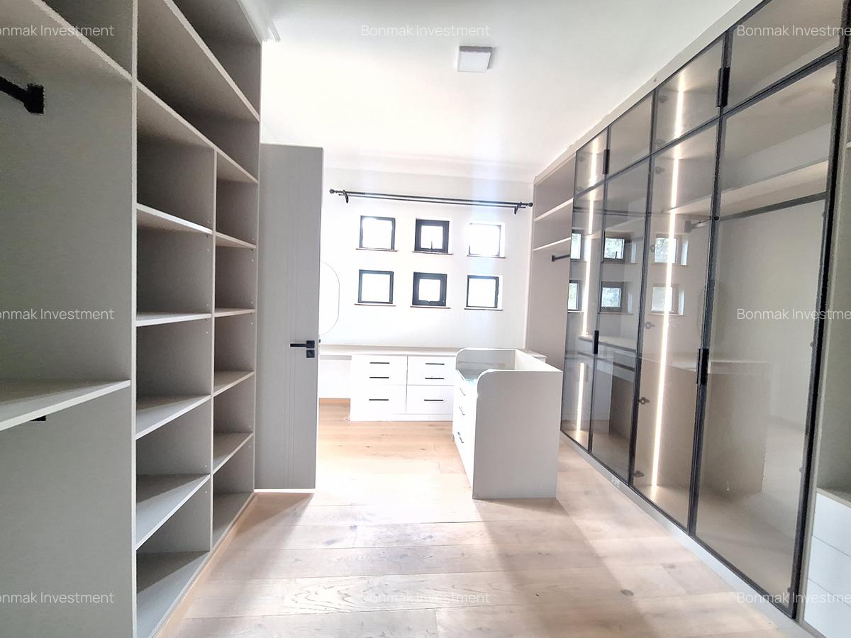 5 Bed Townhouse with En Suite at Lavington Green - 19