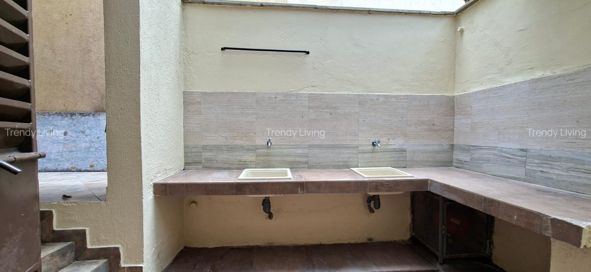 6 Bed Townhouse with En Suite in Lavington - 5