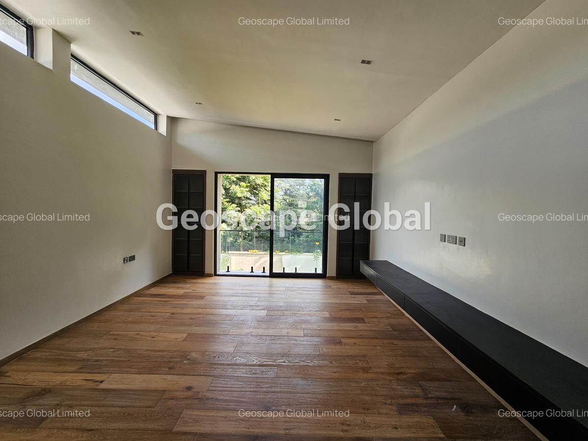 5 Bed House with En Suite in Runda - 11