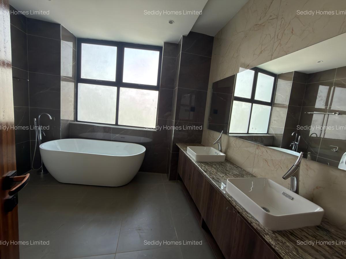 3 Bed Apartment with En Suite in Riverside - 14