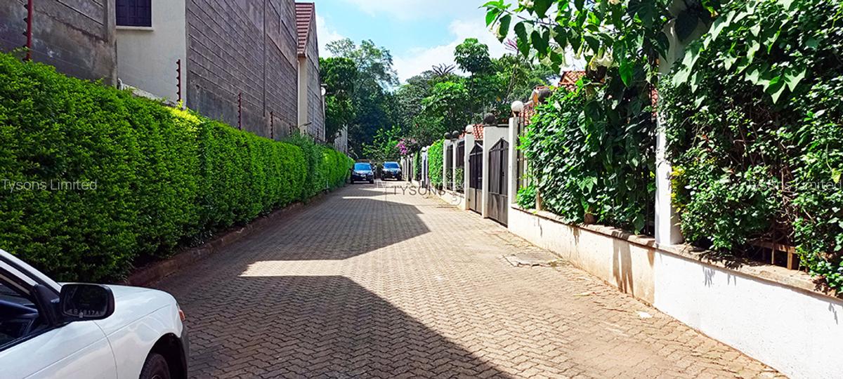 4 Bed House with En Suite in Lavington - 9