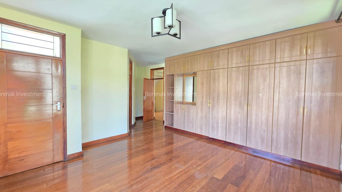 5 Bed Townhouse with En Suite at Lavington Green - 12