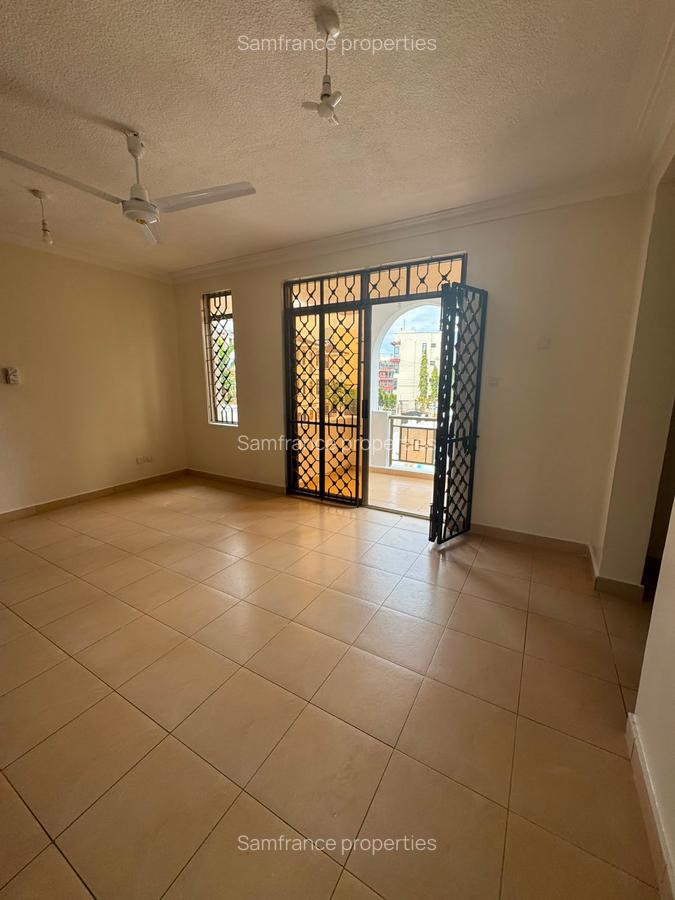 Serviced 2 Bed Apartment with En Suite at Greenwood - 9