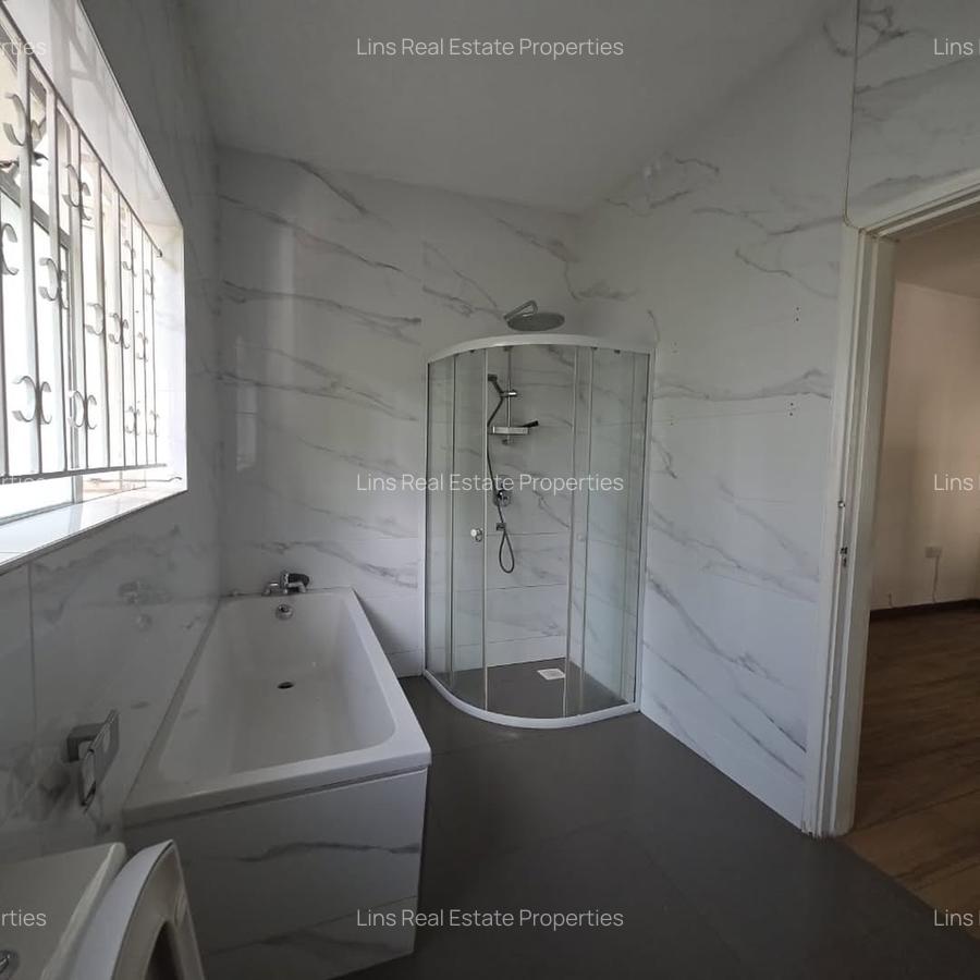 6 Bed House with En Suite in Lavington - 10