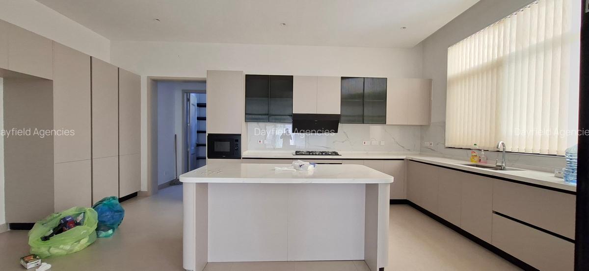 5 Bed House with En Suite in Lavington - 5