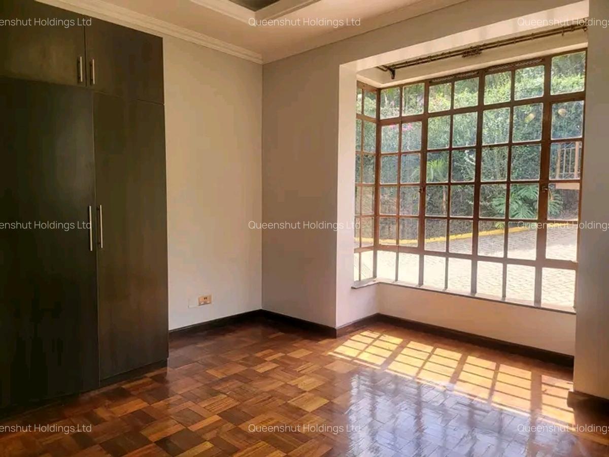 4 Bed House with En Suite in Rosslyn - 11