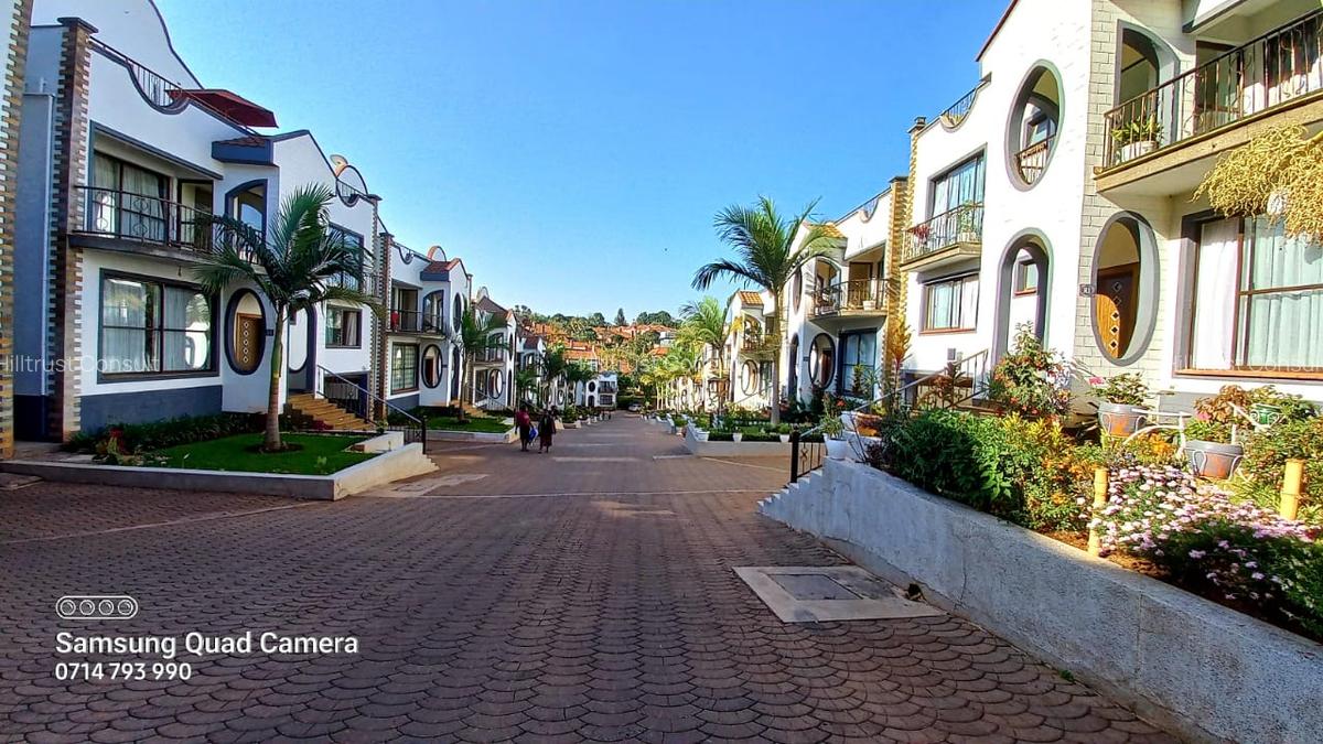 5 Bed Townhouse with En Suite at Gravellia Grove - 2