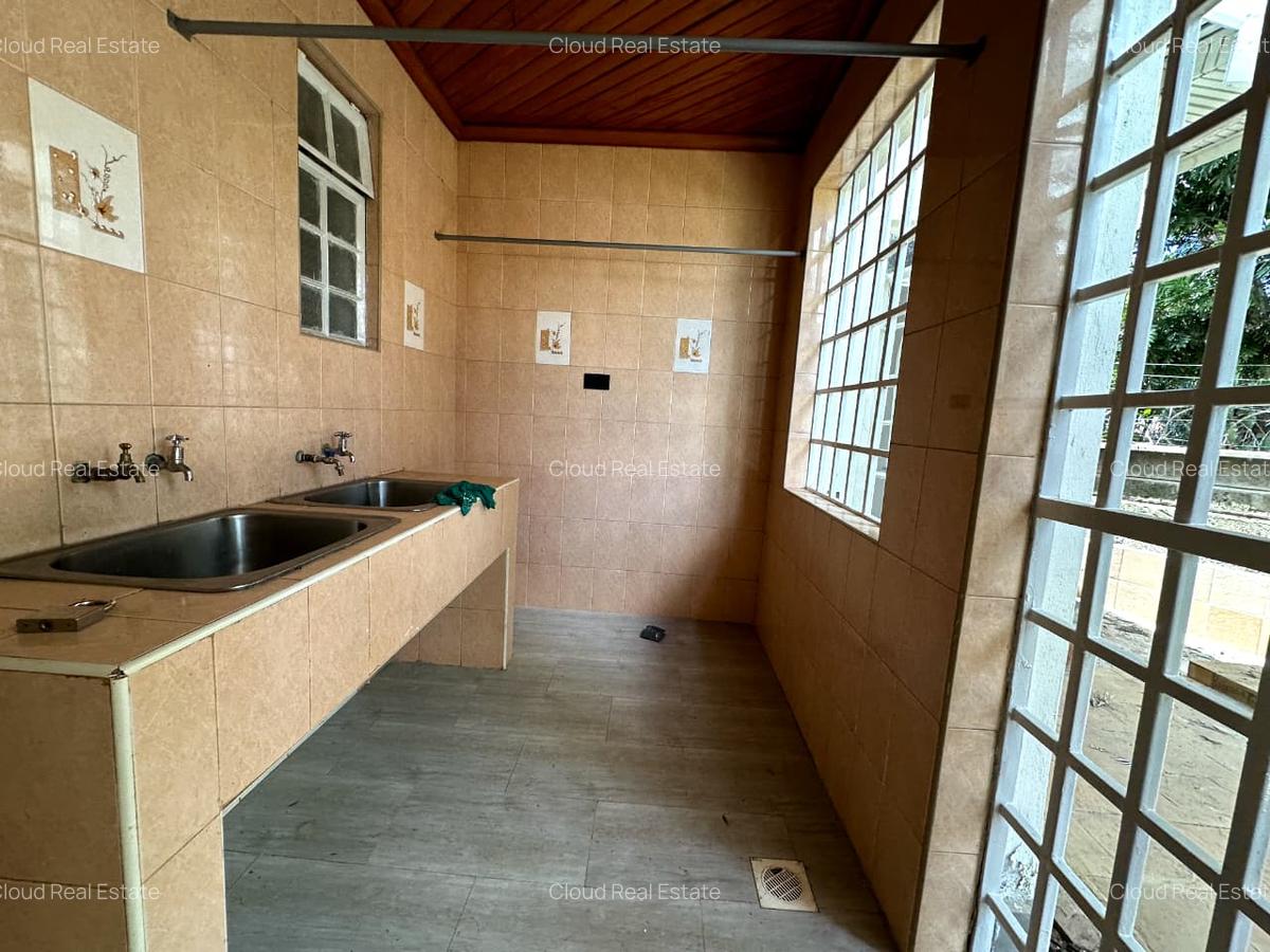 5 Bed Townhouse with En Suite in Lavington - 3