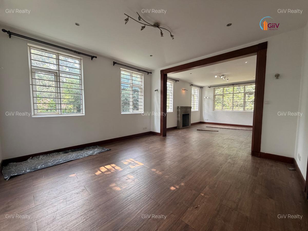 4 Bed House with Swimming Pool in Rosslyn - 9