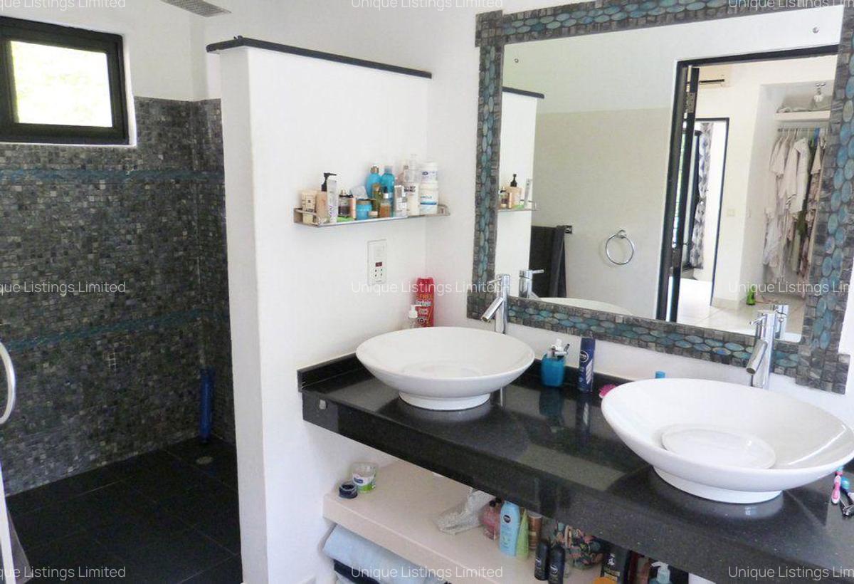 4 Bed House with En Suite in Watamu - 11