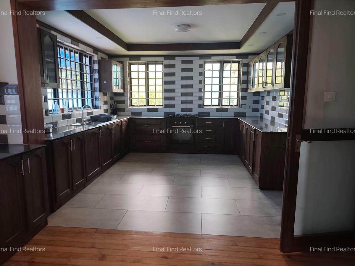7 Bed House with En Suite in Runda - 12