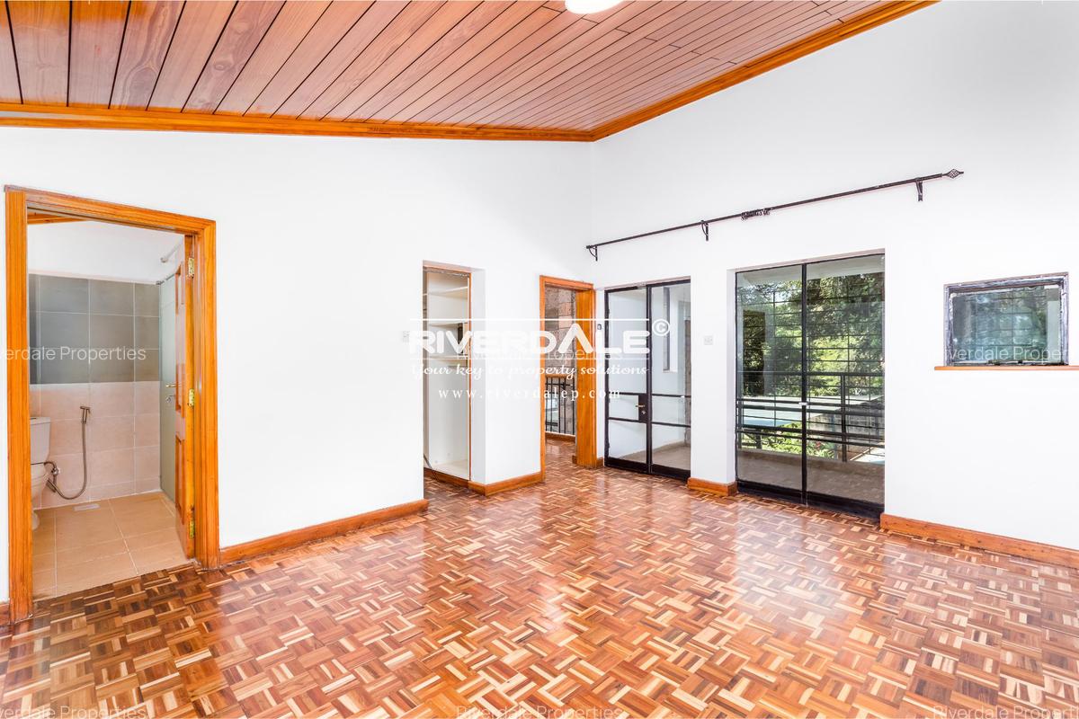 5 Bed House with En Suite in Runda - 11
