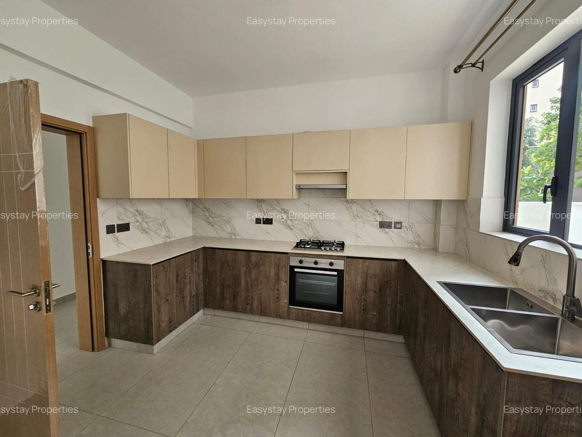 3 Bed Apartment with En Suite in Brookside - 2
