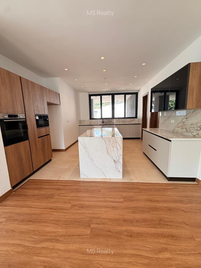 5 Bed House with En Suite in Nyari - 3