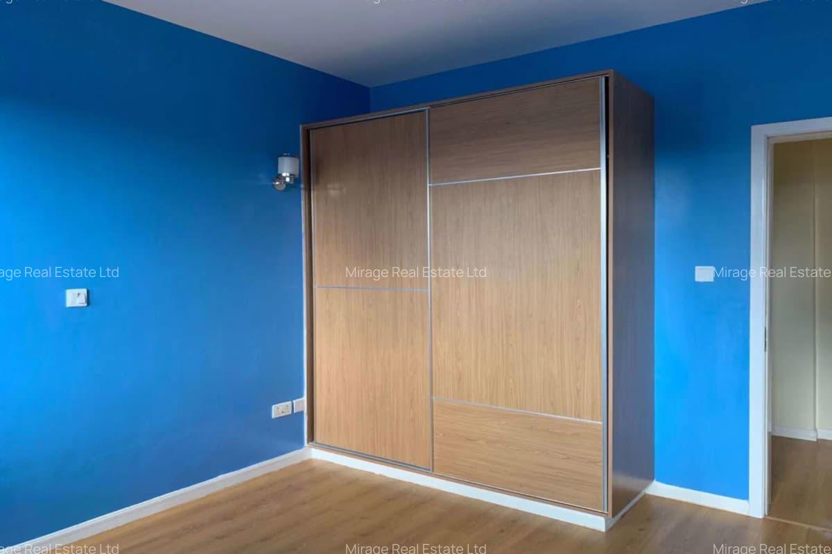 4 Bed Apartment with En Suite in Brookside - 19