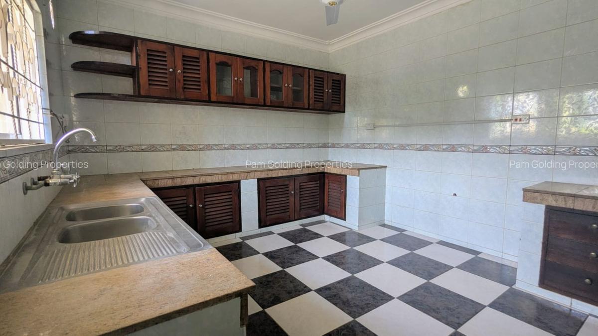4 Bed House with Swimming Pool at Links Road - 10
