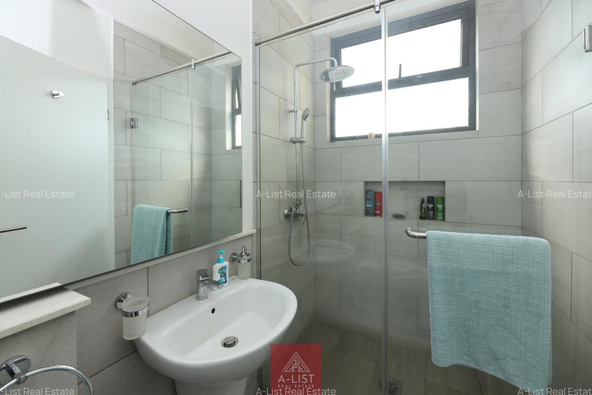 4 Bed Apartment with En Suite at Riverside Drive - 17