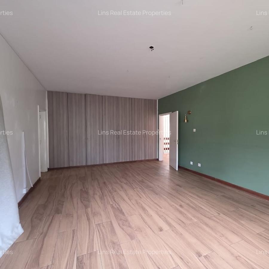 6 Bed House with En Suite in Lavington - 12