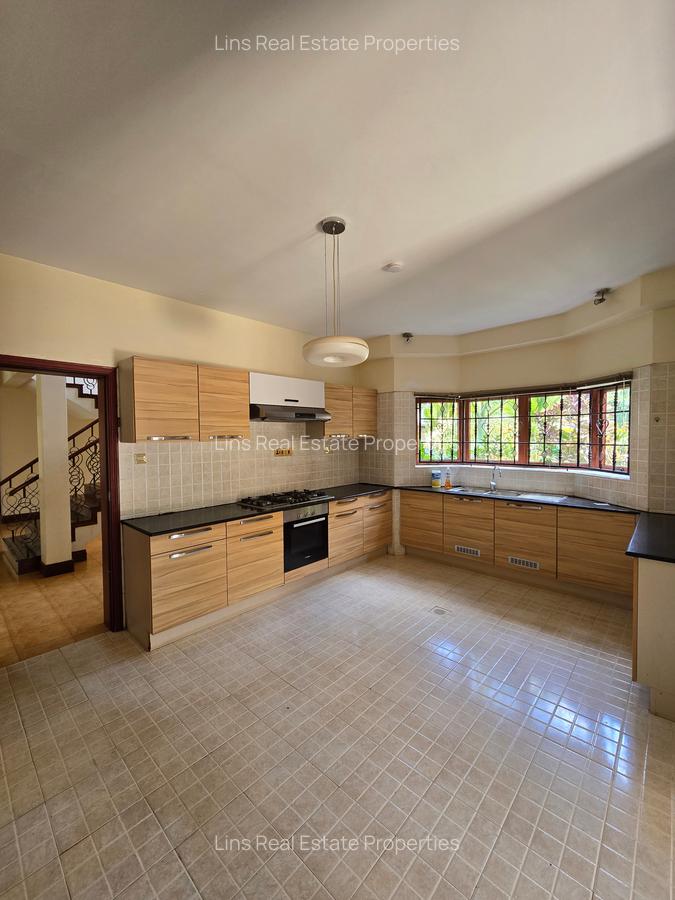 5 Bed Townhouse with En Suite in Runda - 19
