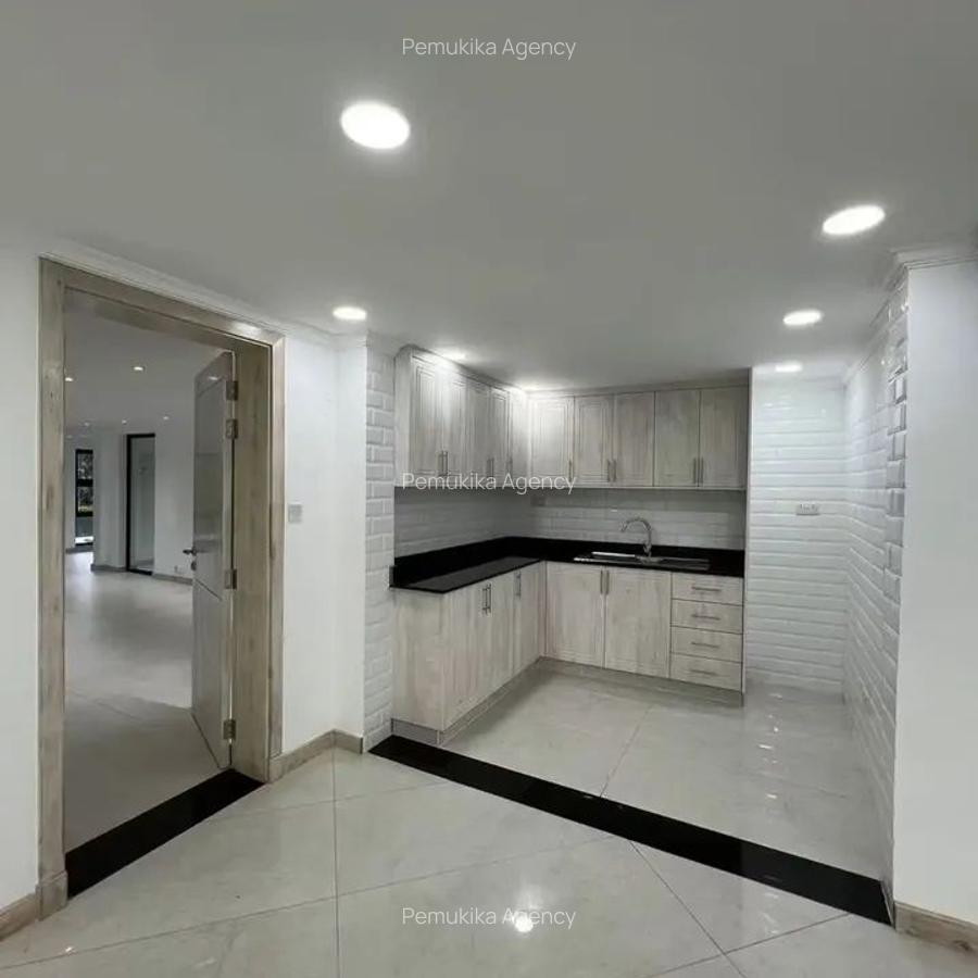 6 Bed Townhouse with En Suite in Runda - 11