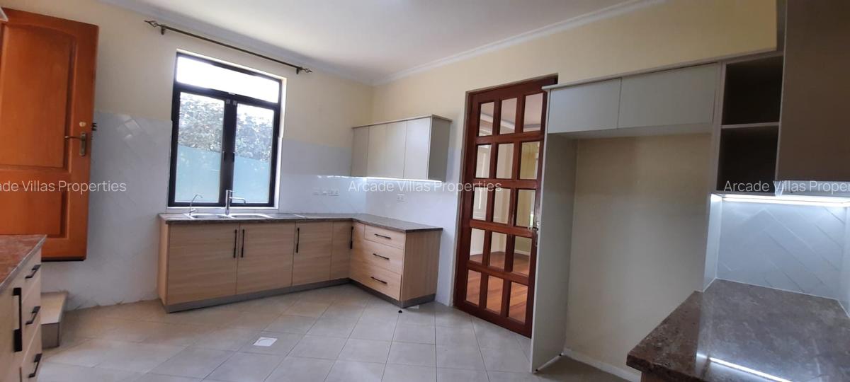 5 Bed Townhouse with En Suite in Lavington - 4