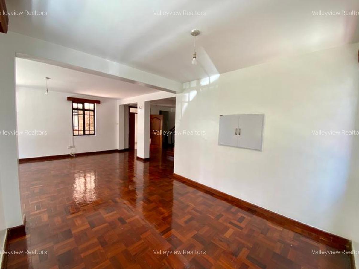4 Bed Townhouse with En Suite at Lavington - 6