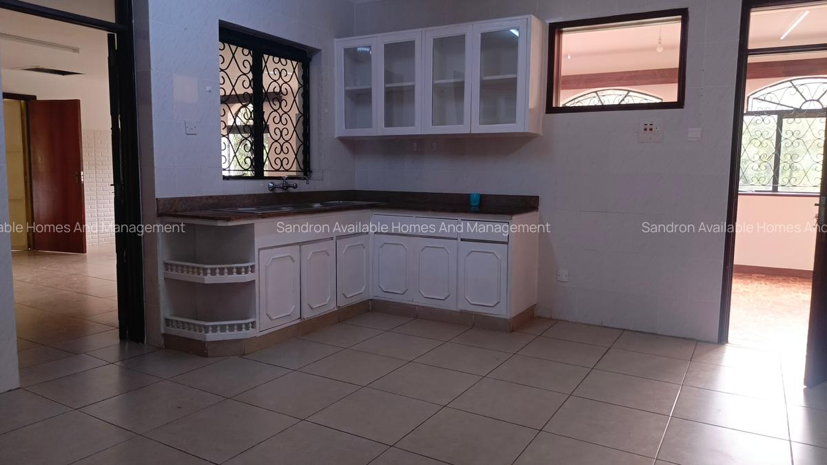 6 Bed Villa with En Suite in Nyari - 14
