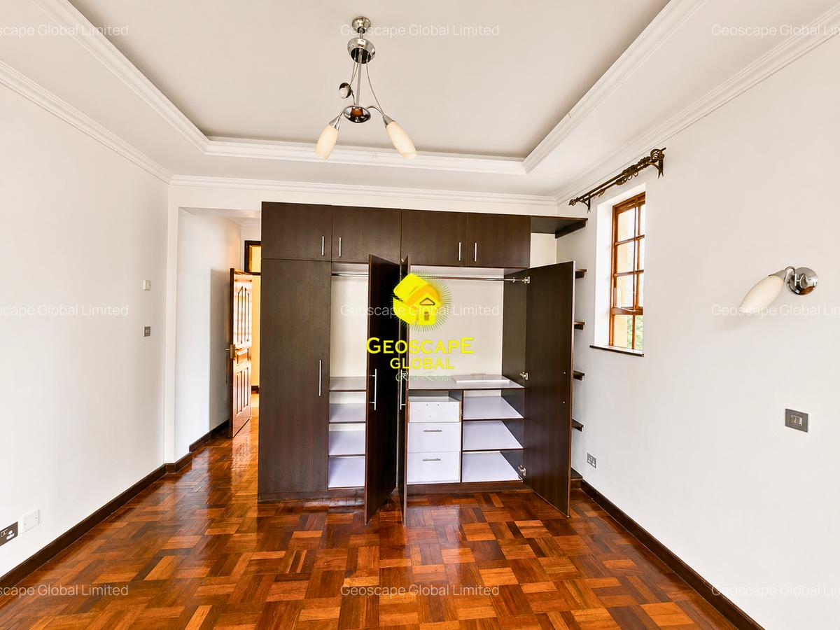 4 Bed House with En Suite in Rosslyn - 6