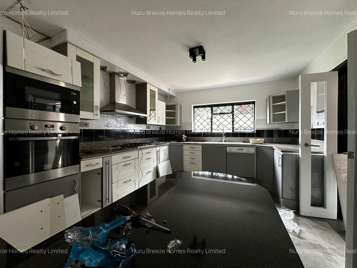 5 Bed House with En Suite in Runda - 3