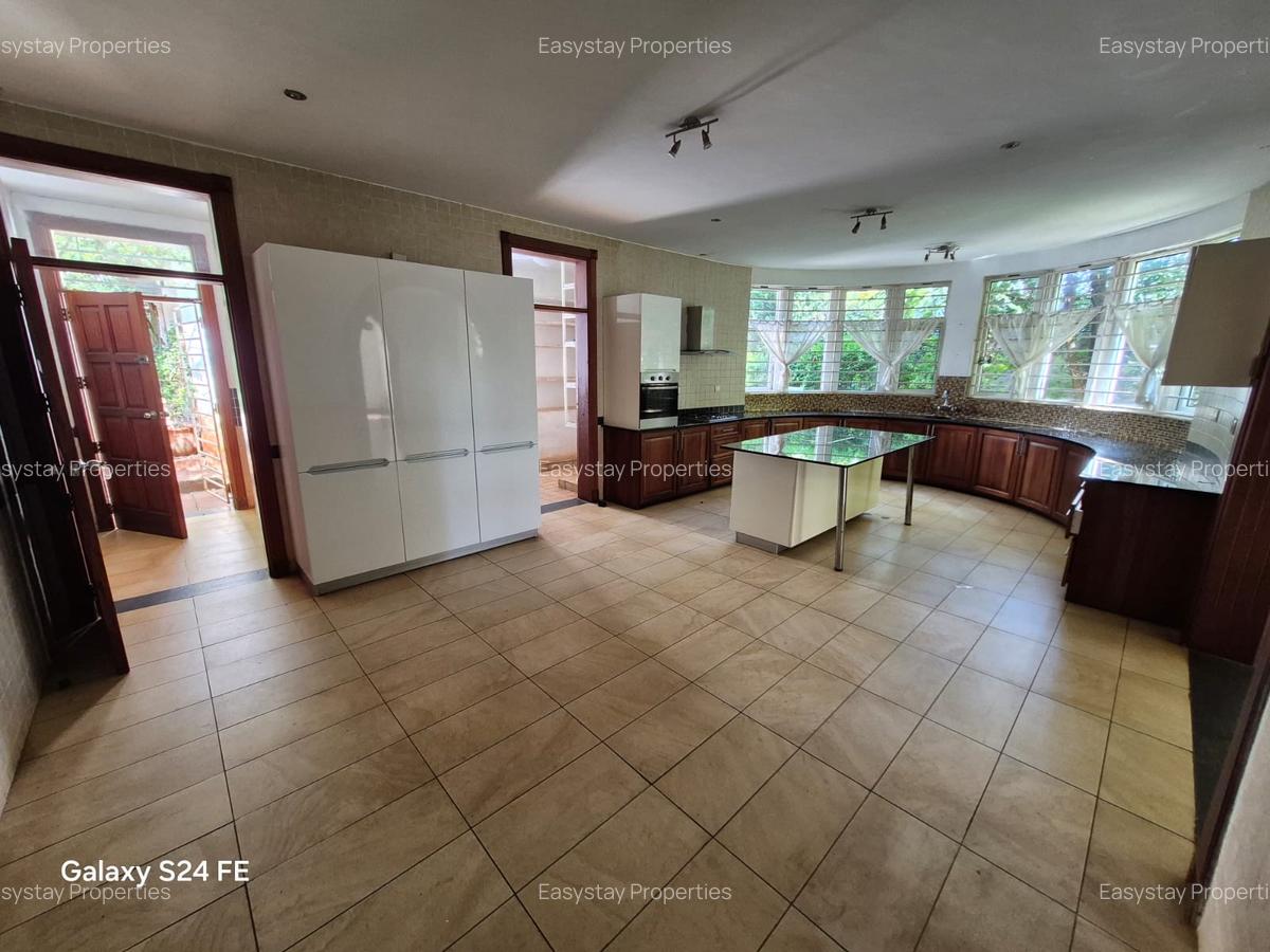 6 Bed House with En Suite in Rosslyn - 2