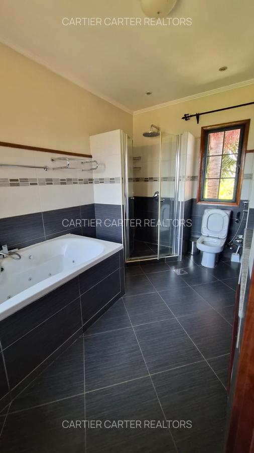 4 Bed Villa with En Suite in Windsor - 8