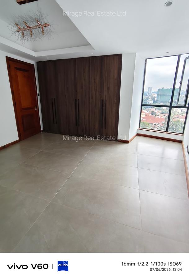 3 Bed Apartment with En Suite in Riverside - 19