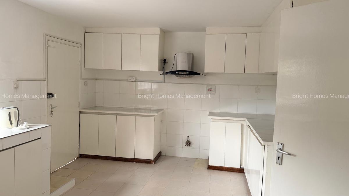 5 Bed House with En Suite in Lavington - 8