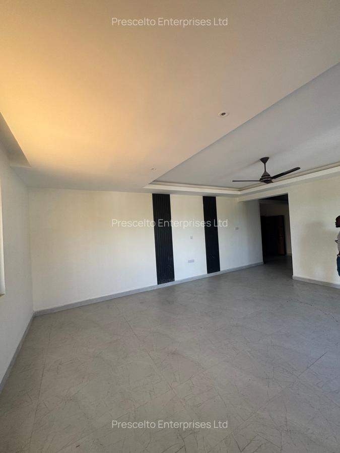 3 Bed Apartment with En Suite at Off Links Road - 2