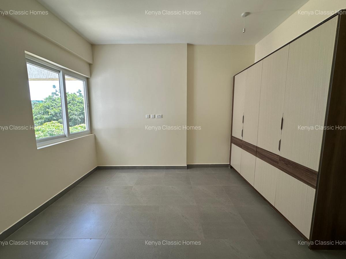 3 Bed Apartment with En Suite at Parklands - 9