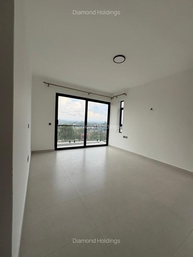 3 Bed Apartment with En Suite in Brookside - 4