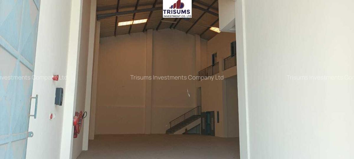 6,200 ft² Warehouse with Fibre Internet in Industrial Area - 7