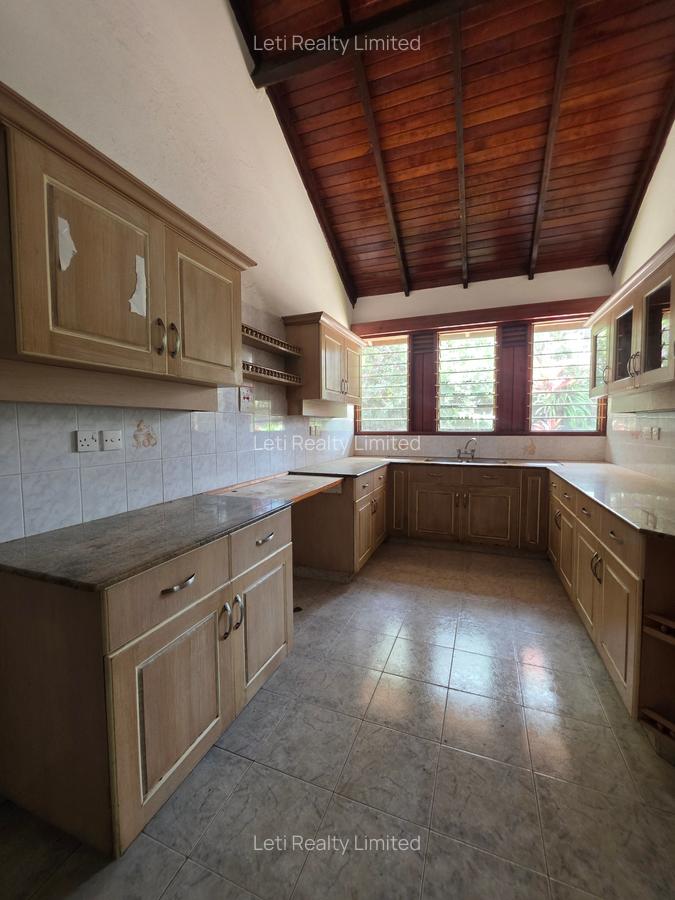4 Bed House with En Suite in Lavington - 14