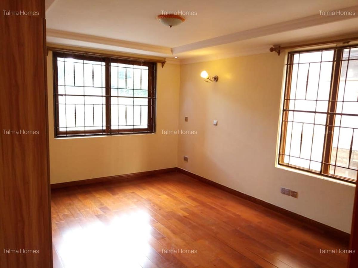 5 Bed Townhouse with En Suite at Off Convent Drive - 18
