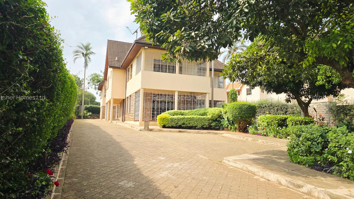 5 Bed House with En Suite in Runda - 2